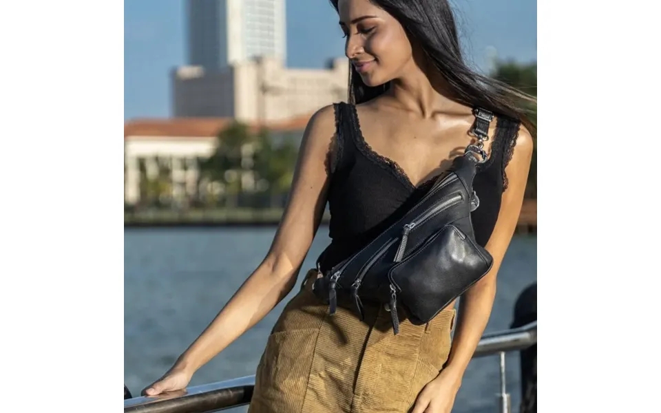 Style Nagasaki I Smukt Sort Læder. Uimodståelig Bumbag Taske Med Mange Rum Og Lommer