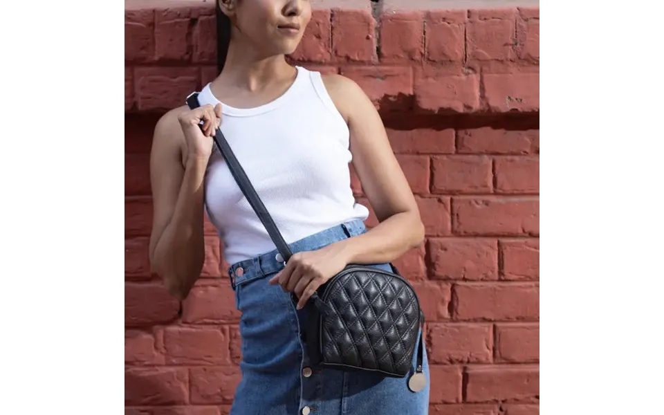 Style Narsaq In Beautiful Black Leather. Great Slingbag In Leather To Shoulder & Crossbody