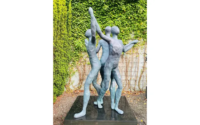 Vi Står Sammen Stor Bronzeskulptur Fællesskab