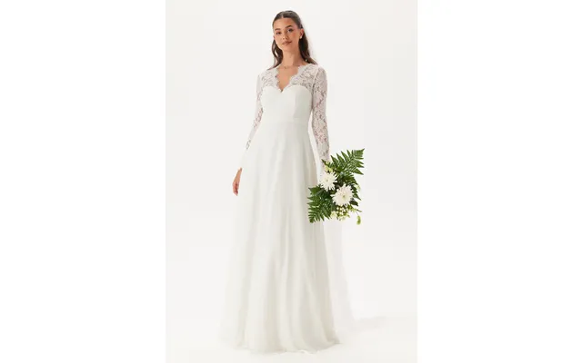 Scallop V-neck Lace Gown