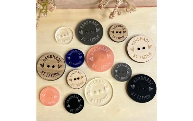 Knap Med Teksten - Handmade By.....