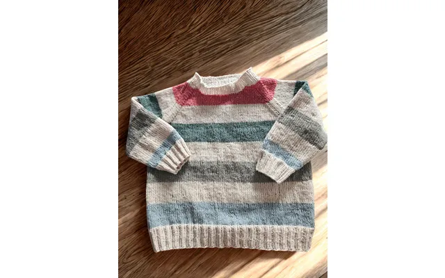 Stribet Bluse Strikkekit. Børnetrøje Med Raglanærmer I Esther By Permin - 3