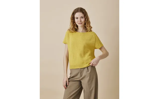 T-shirt Med Sadelskuldre Strikkekit I Esther By Permin
