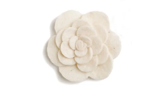 Broche - Blomst I Off-white Filt. En Gry Og Sif.