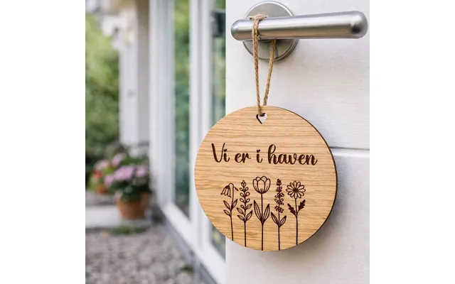 Vi Er I Haven - Skilt I Fineret Eg