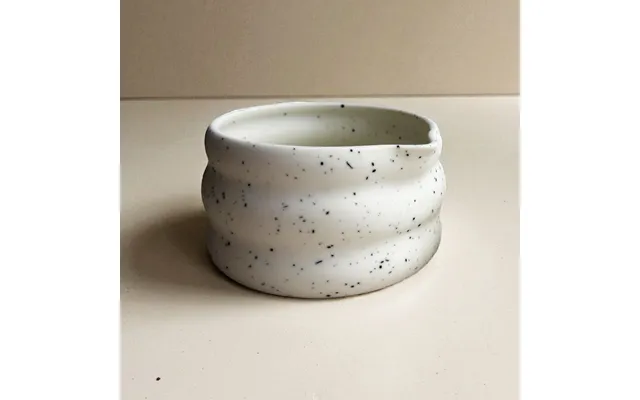 Lys Keramikskål Med Hældetud Matcha Chawan