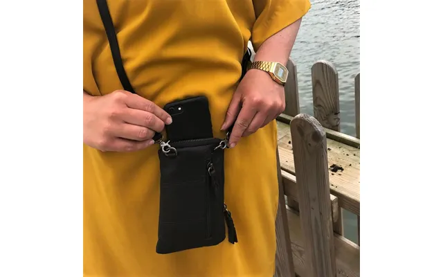 Style Columbia I Sort Læder Få Stk. På Lager . Suveræn Mobiltelefontaske Til Din Smartphone