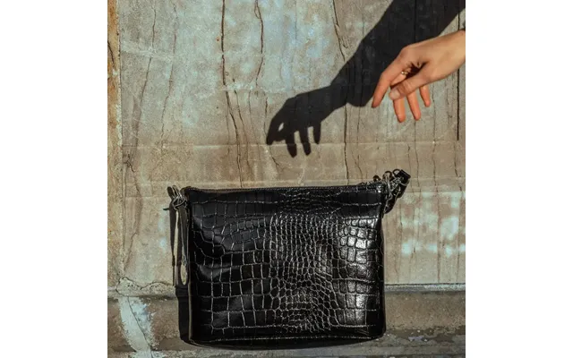 Style Kiss I Sort. Absolut Cool Clutch - Håndtaske Og Skuldertaske I Smukt Krodillepræget Læder