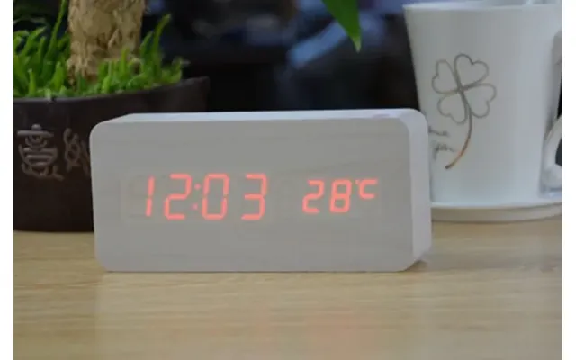 Led Vækkeur I Træ-design. Hvid.