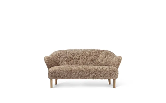 Audo Copenhagen Ingeborg 2.5-seat Sofa Sheepskin Sahara. Leg Oak Nature