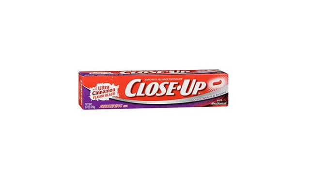 Close-up - Anticavity Fluoride Toothpaste Fresh Breath Cinnamon Blast