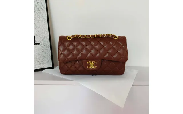 Luxuriöse Und Elegante Schultertasche Aus Genarbtem - Gestepptem Leder Mit Markanter Geflochtener Kette